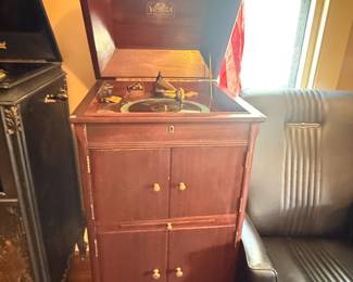 Item #125 1912 Mahogany Victor Record Player&Shelf, First Iteration VV-XIV, No Key, Good Condition, Functional Repaired, 42" 22" 22.5"