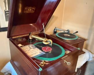 Item #101 Victor Victrola XII Record Player (First Tabletop Player), w/ Key, 1909, Functional, Refinished Mahogany, 15.5" 16.5" 21"