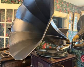 Item #201 1904 Mahogany Victor VI Record Player, Good Condition - Replaced Spring, Repainted Horn