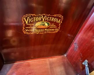 Item #101 Victor Victrola XII Record Player (First Tabletop Player), w/ Key, 1909, Functional, Refinished Mahogany, 15.5" 16.5" 21"