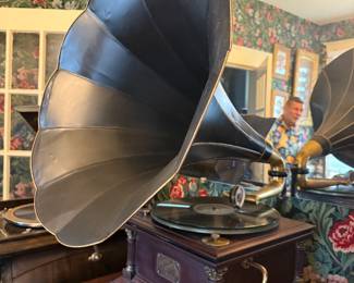 Item #201 1904 Mahogany Victor VI Record Player, Good Condition - Replaced Spring, Repainted Horn