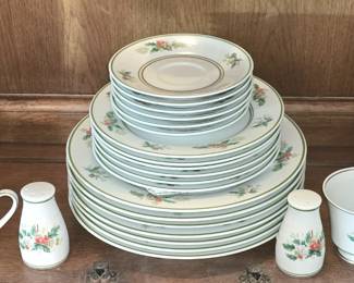 NORITAKE HOLLY PATTERN DINNERWARE