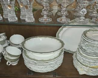 ROYAL DOULTON FONTAINEBLEAU DINNERWARE CHINA SET