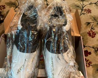 Dunlop size 10 golf shoes new in the box.