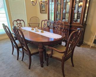 Thomasville Dining table with 6 chairs 