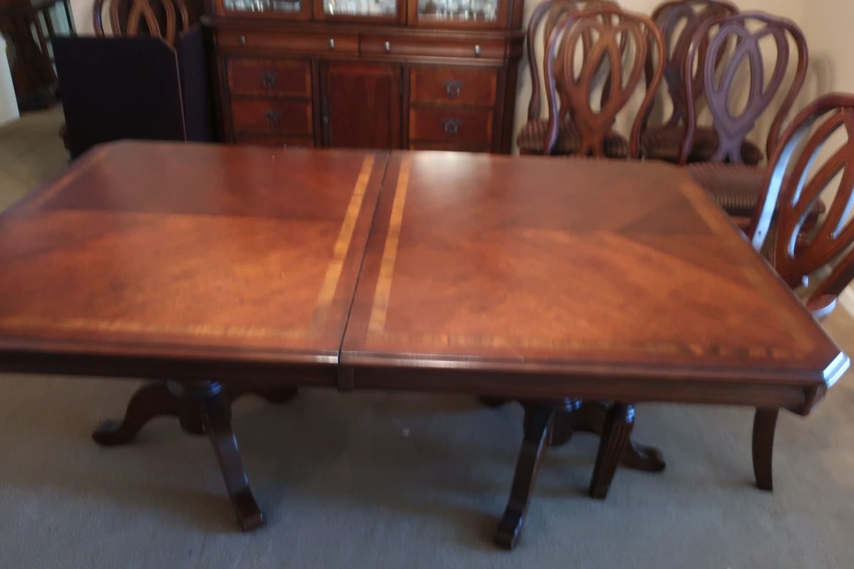 Dining room table 42" x 70" with one 18" leaf