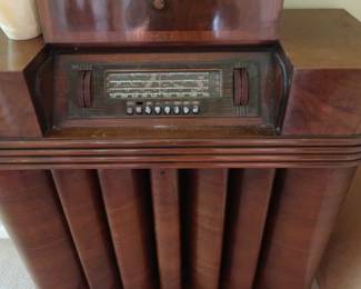another view of vintage radio