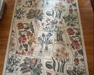 Floral hooked area rug