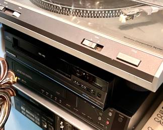 Vintage Stereo and Turntable 