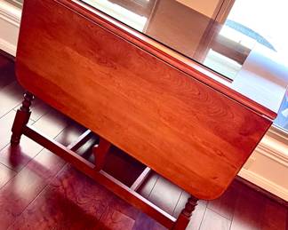 Drop leaf table
