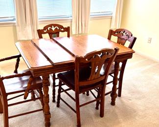 Antique Table w/ 4 chairs and 2 leafs
