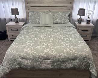 Like new Queen bed end tables and lamps