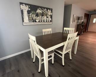 5pc. Dining table set very nice