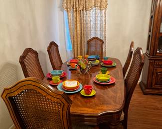 Very nice dining table with 6 chairs