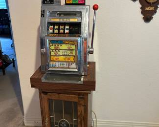 Nickel slot machine, works well 