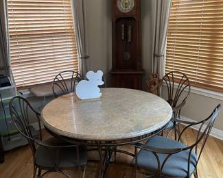 Round kitchen table and 4 chairs 