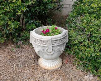 Concrete flower pot 