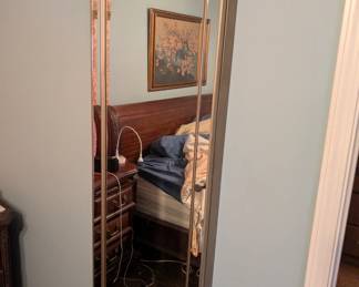 Mirror jewelry cabinet