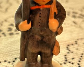 Vintage Hummel-Style Figurine – Germany
Hand-painted and charming. Classic boy in cap with walking stick. Not a Goebel, but full of vintage character.