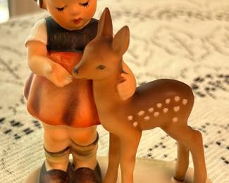 Goebel Hummel “Feeding Time” #203 – TMK-5 (1970s)
Charming West Germany figurine with girl and deer. Excellent condition, authentic mark.