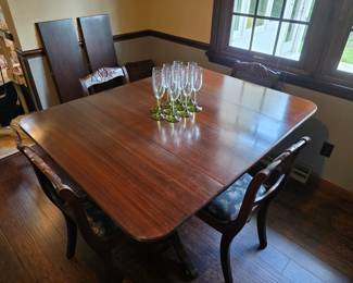 Beautiful antique dining room table with four chairs and two extra expansion leaves. Excellent condition!!