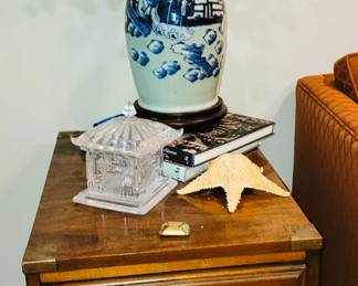 Small chest - Oriental urn