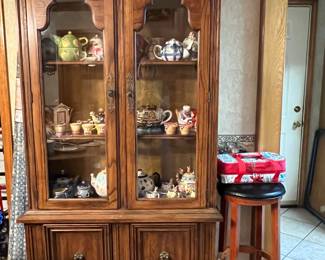 Collectible Tea Pots some Dept. 56
Beautiful Curio / China Cabinet