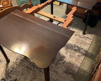 Awesome table that extends to fit 3 extra leafs