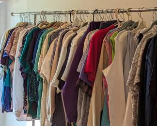 CLOTHES LOTS OF VERY NICE WOMEN & MENS CLOTHING SIZE - LARGE TO 3X 