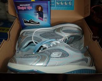 CLOTHES LOTS OF VERY NICE WOMEN & MENS CLOTHING SIZE - LARGE TO 3X  - PLUS SHOES - MANY NEW IN THE BOXES