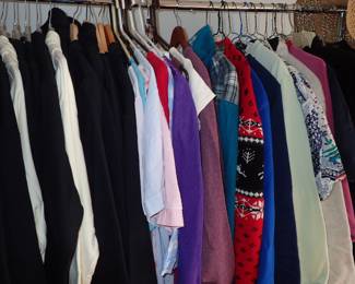 CLOTHES LOTS OF VERY NICE WOMEN & MENS CLOTHING SIZE - LARGE TO 3X 
