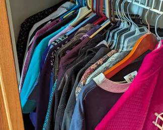 CLOTHES LOTS OF VERY NICE WOMEN & MENS CLOTHING SIZE - LARGE TO 3X 