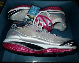 CLOTHES LOTS OF VERY NICE WOMEN & MENS CLOTHING SIZE - LARGE TO 3X  - PLUS SHOES - MANY NEW IN THE BOXES