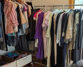 CLOTHES LOTS OF VERY NICE WOMEN & MENS CLOTHING SIZE - LARGE TO 3X 