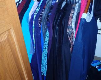 CLOTHES LOTS OF VERY NICE WOMEN & MENS CLOTHING SIZE - LARGE TO 3X 