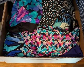 CLOTHES LOTS OF VERY NICE WOMEN & MENS CLOTHING SIZE - LARGE TO 3X 