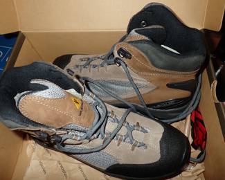 CLOTHES LOTS OF VERY NICE WOMEN & MENS CLOTHING SIZE - LARGE TO 3X  - PLUS SHOES - MANY NEW IN THE BOXES