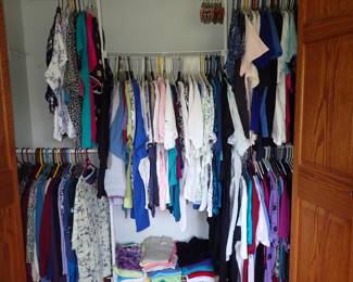 CLOTHES LOTS OF VERY NICE WOMEN & MENS CLOTHING SIZE - LARGE TO 3X CLOTHES LOTS OF VERY NICE WOMEN & MENS CLOTHING SIZE - LARGE TO 3X 