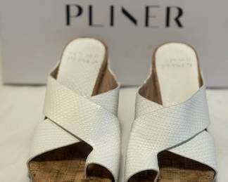 Ladies Donald Pliner White Sandals - Worn Once - Size 8. Box Included.
USA Shipping Only.