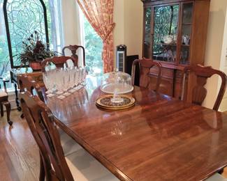 Dining table & 8 chairs