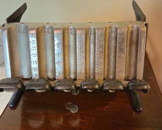 Antique cast iron Staats, Chicago  change maker for teller or clerk in working condition.