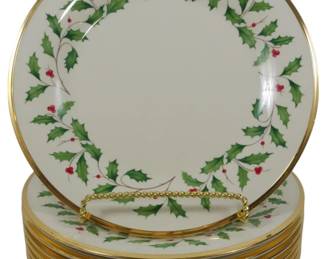 813 - 8 Lenox Holiday Dinner Plates 10.5"