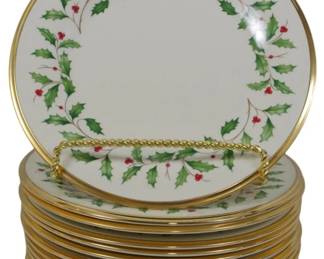 810 - 12 Lenox Holiday Plates 8"