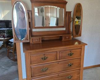 Four Drawer Dresser with 3 Mirrors -- Beautiful!