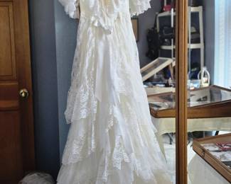 Lovely Vintage Wedding Gown with Long Train