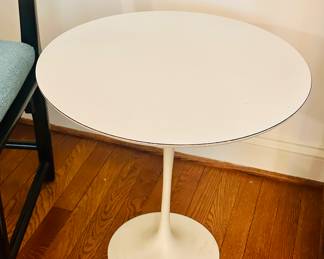 Knoll Saarinen side table