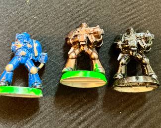 3 miniature Warhammer figurines 