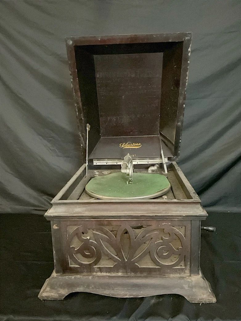  01 Antique Phonograph 