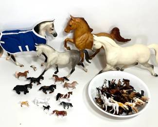 4 CollectionofBreyerHorsesandMiniHorses