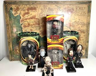 21 LordoftheRingsBobbleHeadsFigurinesandMapPoster